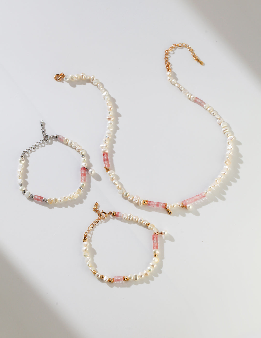 Pearl choker with pink gemstone