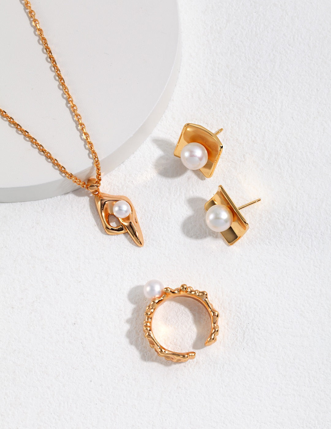 Gold Single Pearl Lighting-Shaped Pendant Necklace