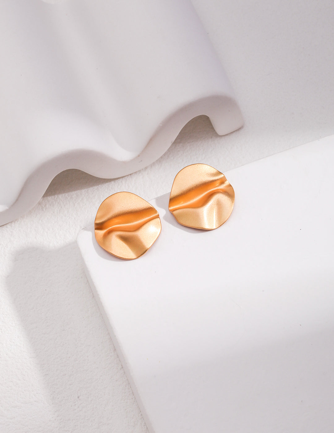 Minimalist crinkled stud earrings