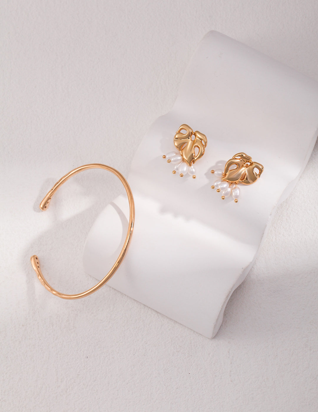 Gold leaf earrings with small pearls