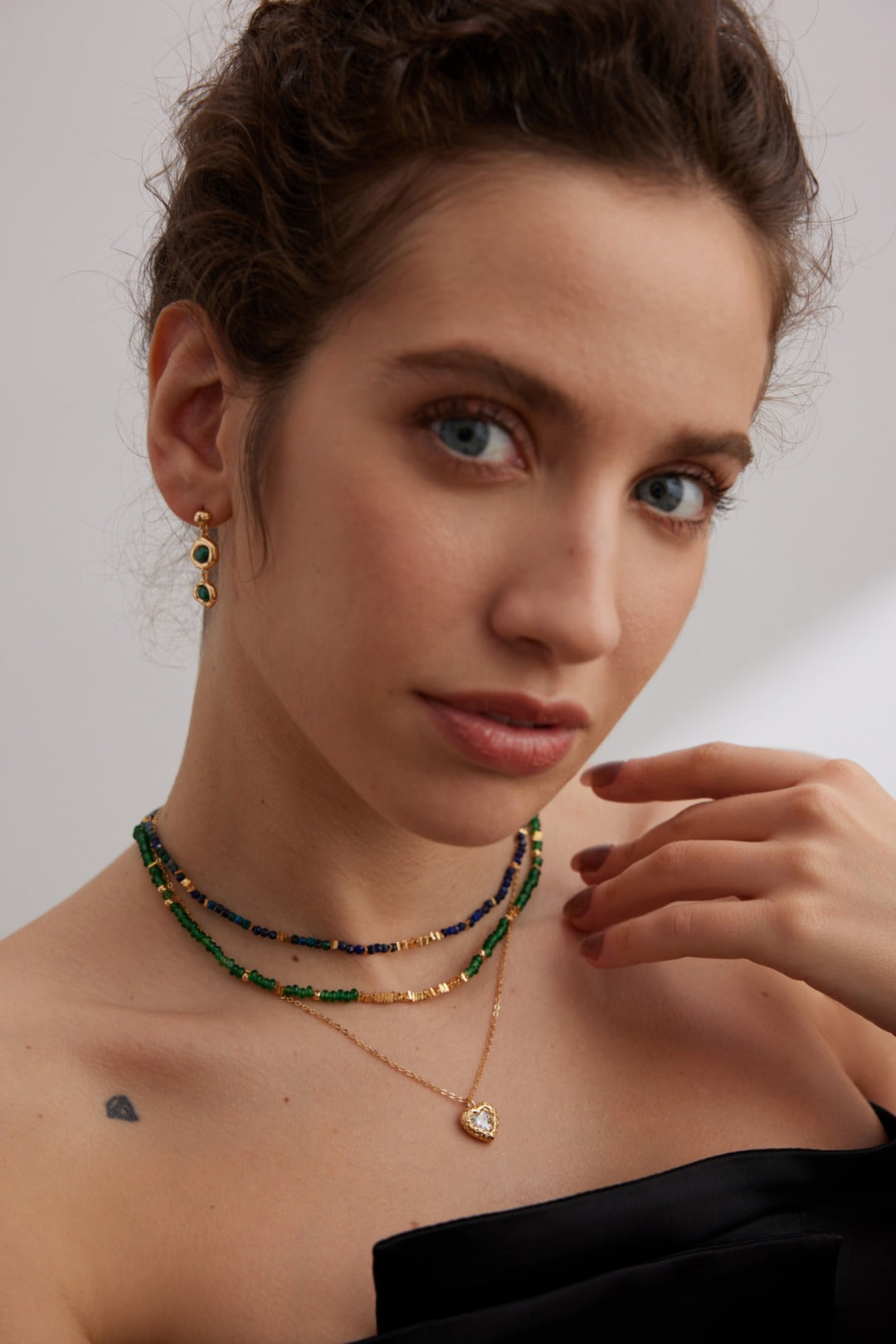 Emerald Green Necklace Choker with Gold Stones