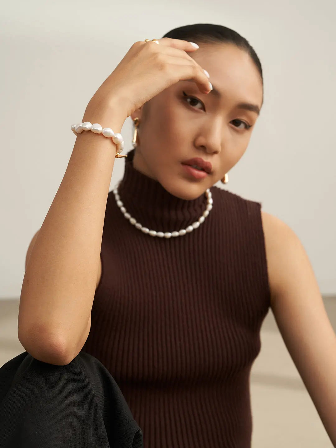 Lady wearing baroque freshwater pearl bracelet with S925 silver gold vermeil clasp