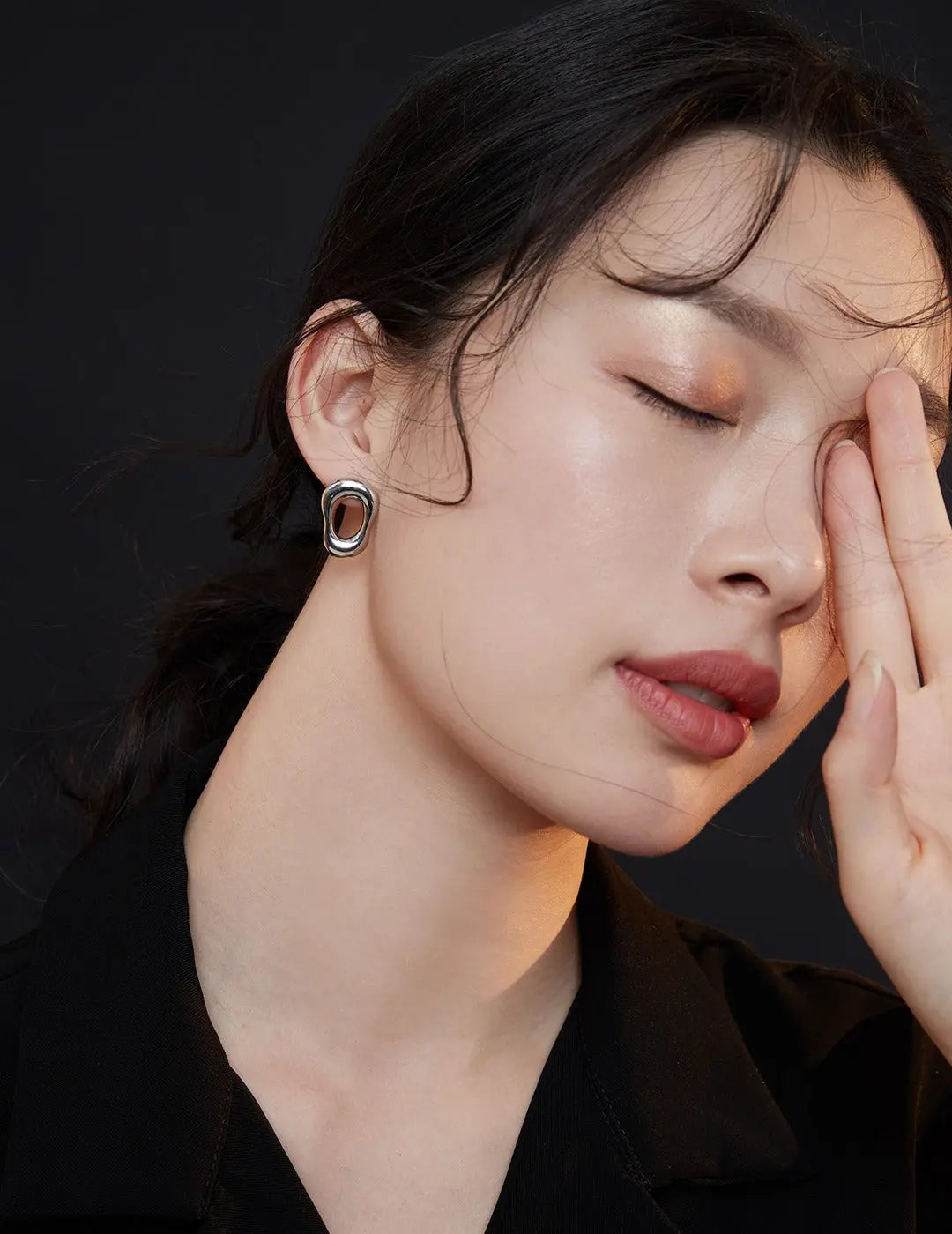 Lady wearing S925 sterling silver hollow out oval shaped earrings