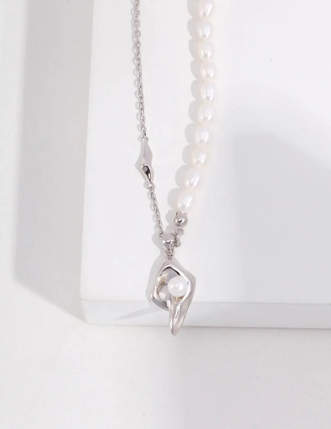 Dominique Hollow Out Pearl Necklace