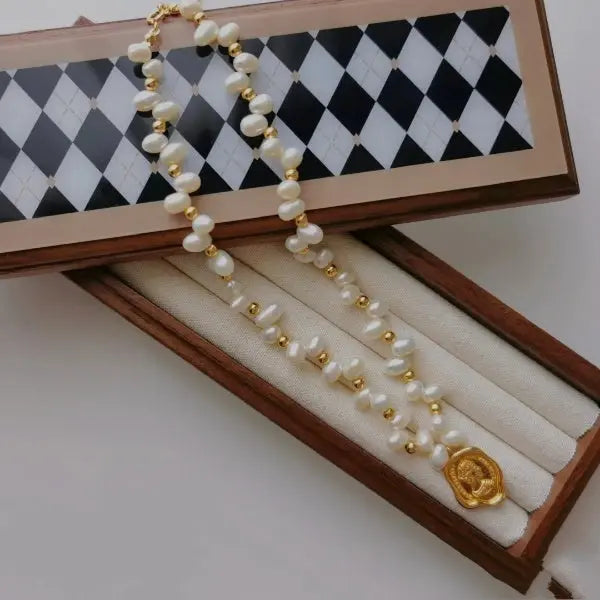 Leaf freshwater pearl necklace with bead and queen pendant in jewelry box