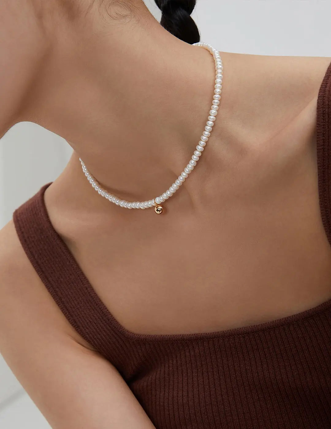 lady wearing freshwater pearl choker necklace with silver bead pendant