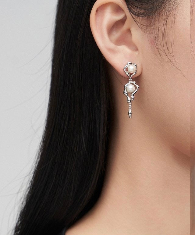 Long style gold pearl earrings