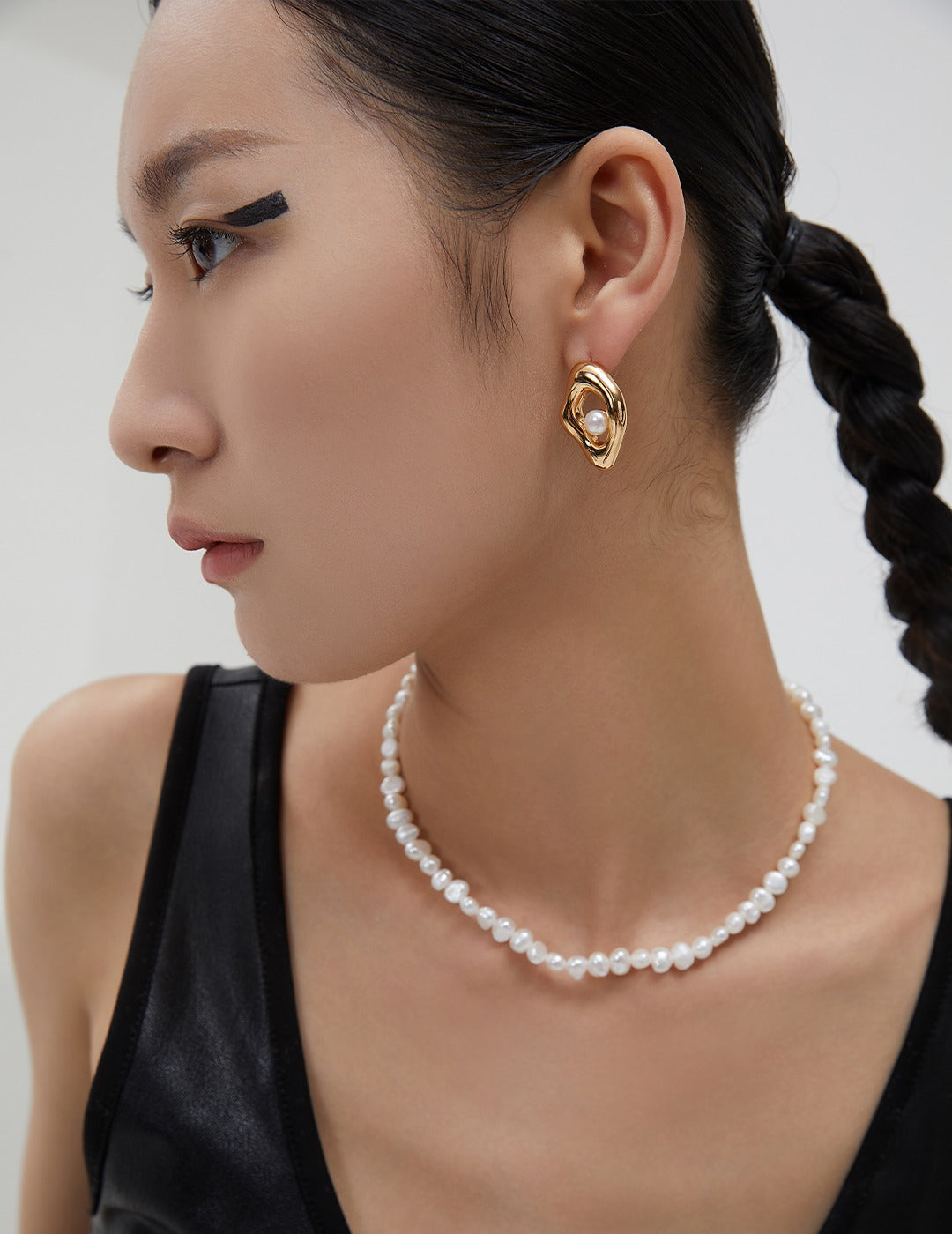 Simple and Refined Baroque Pearl Necklace in Gold