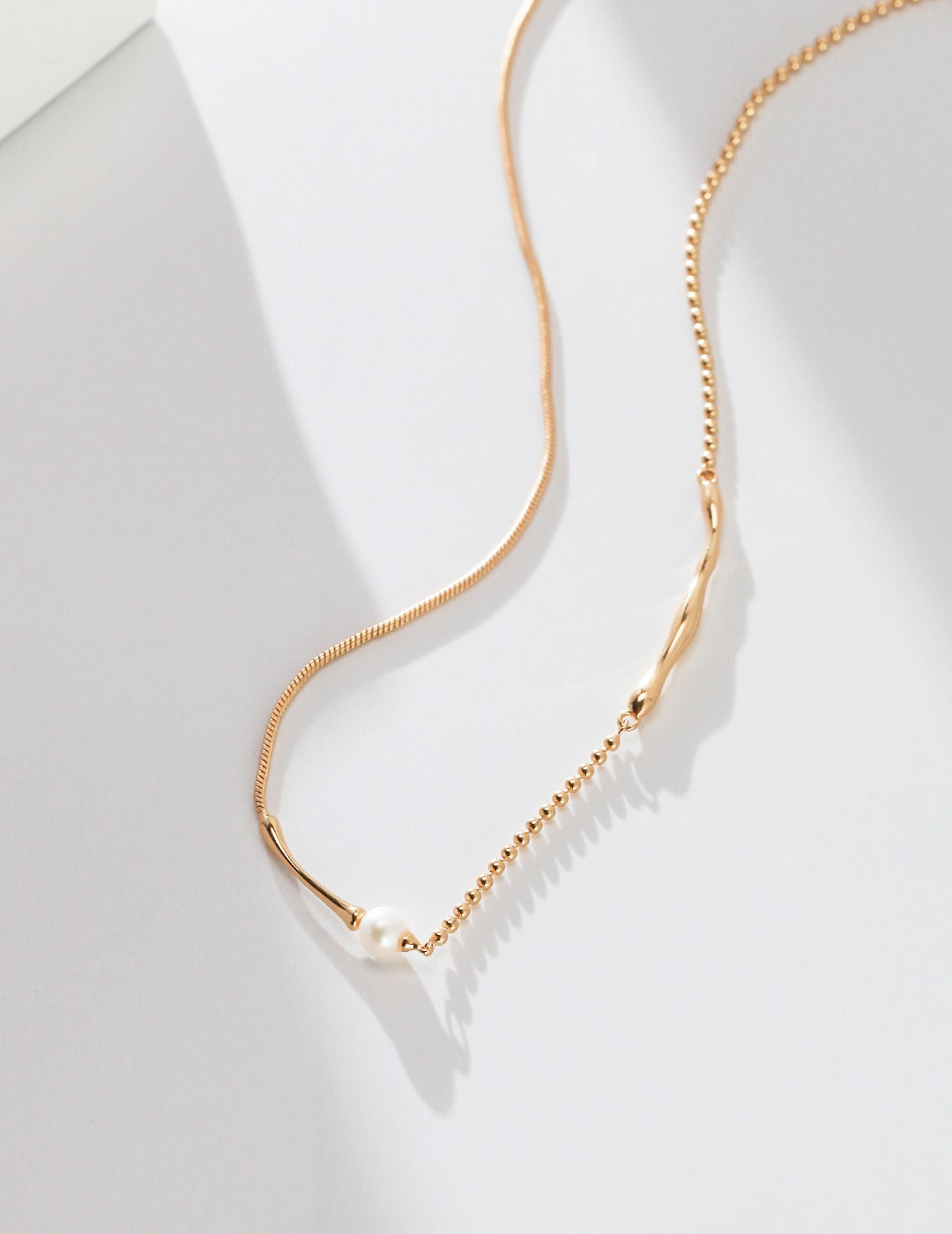 Elegant Single Pearl Necklace with Mixed Chain Design