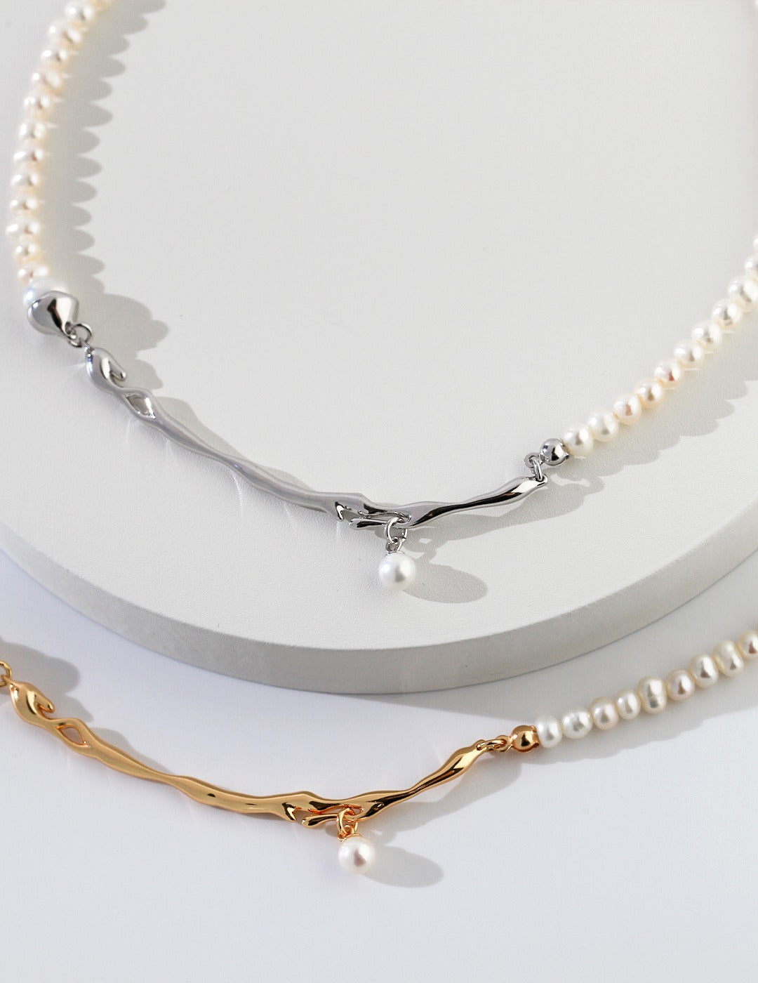 Elegant Pearl Necklace Featuring Artistic Fluid Metallic Bars