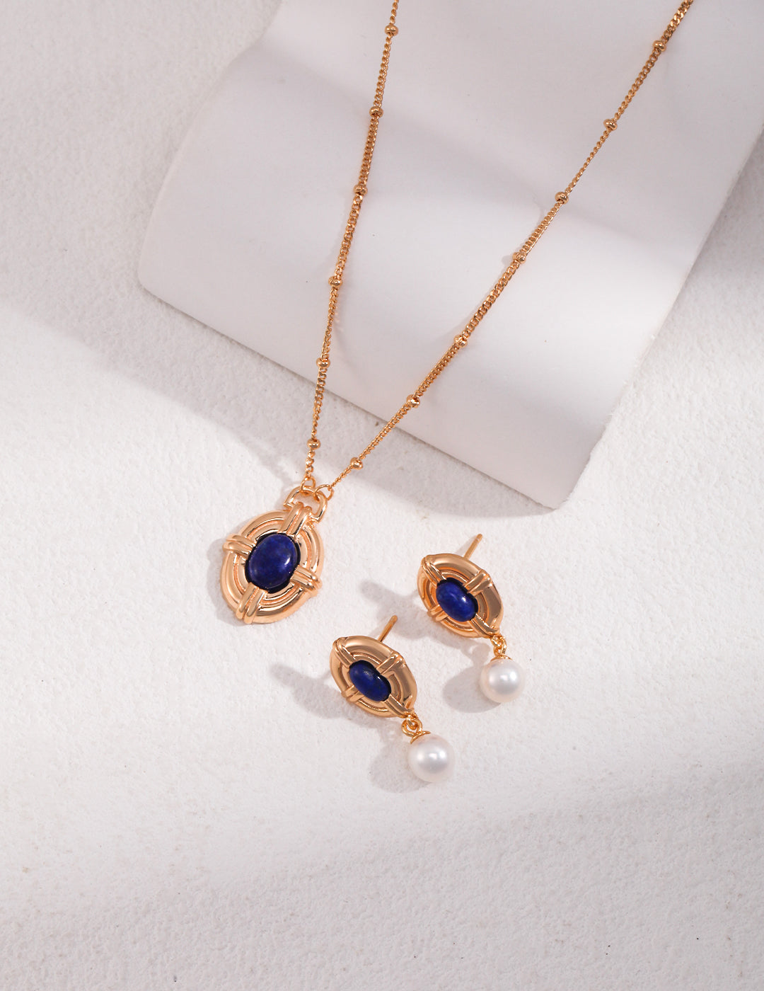 Blue pendant gold necklace