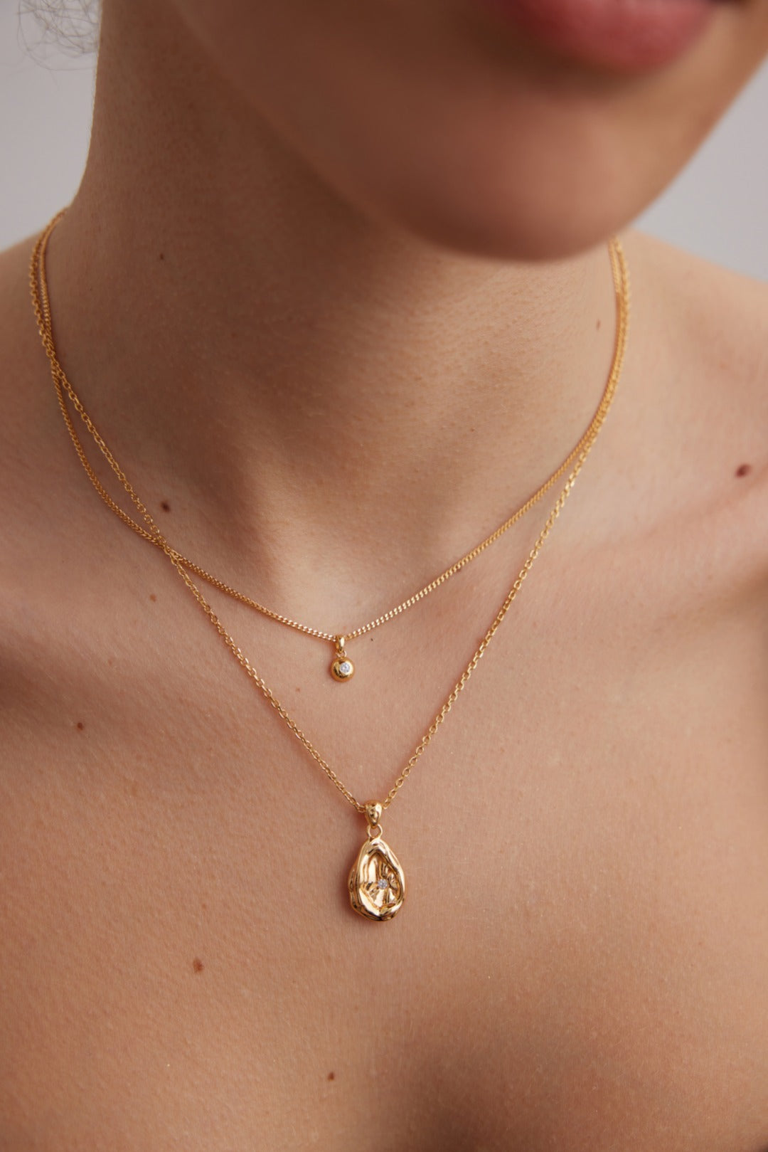 Sleek and Chic Gold Necklace Featuring Abstract Teardrop with Diamond