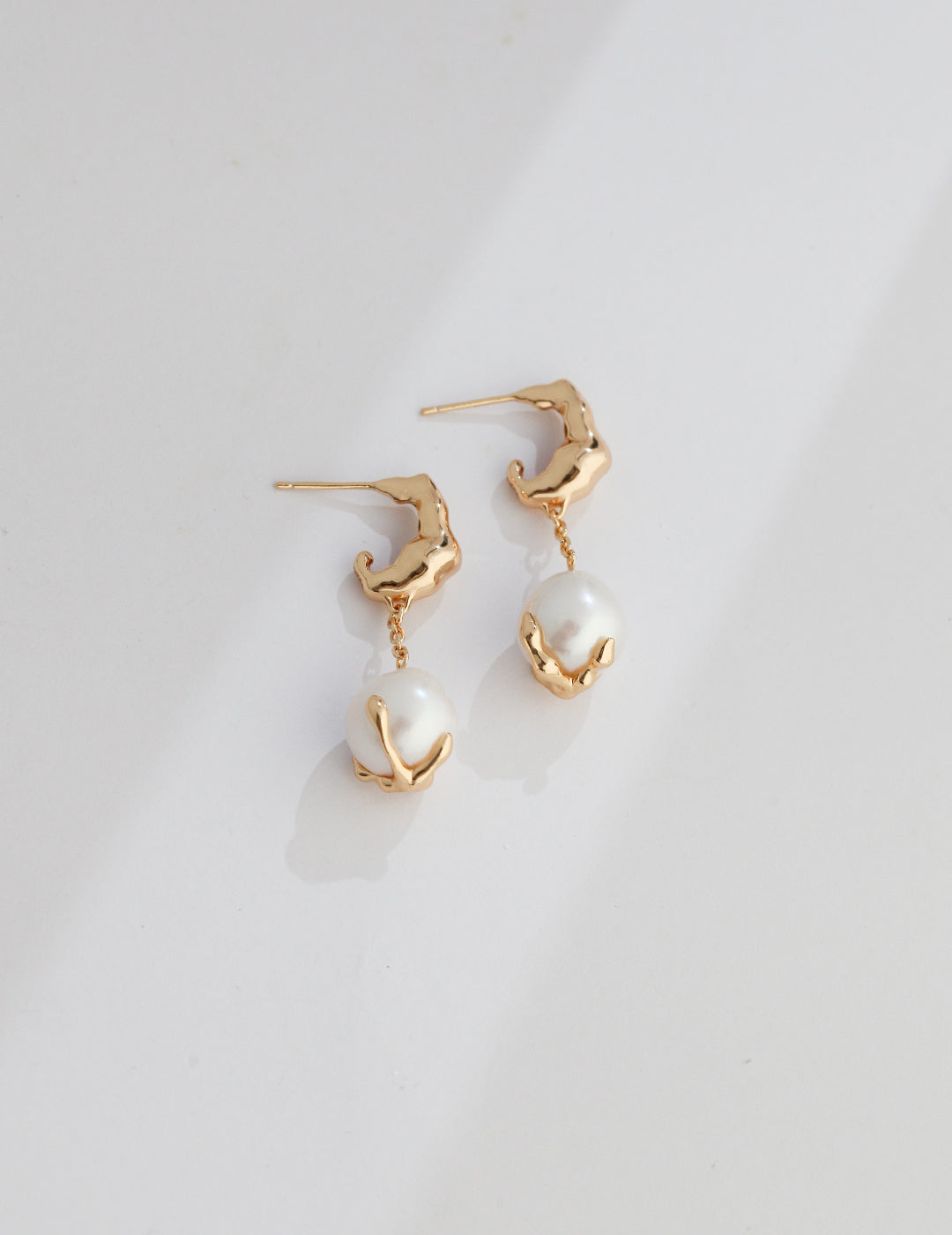Elegant and minimalistic style single pearl dangle earrings in gold